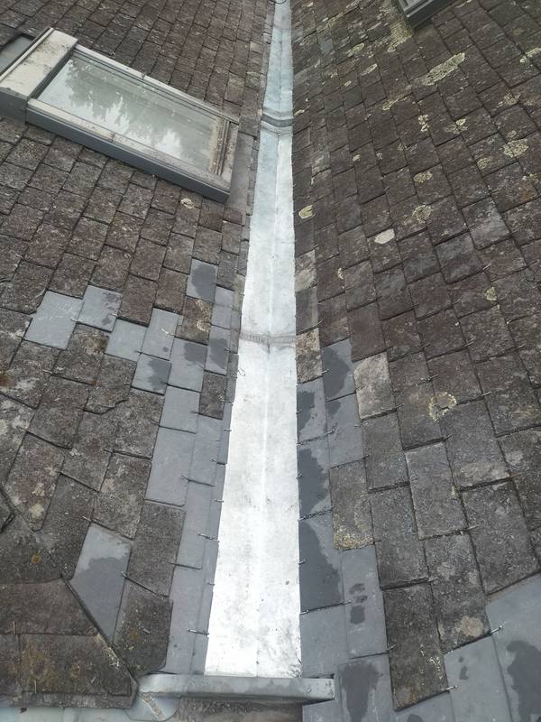 Noue en zinc le long d’une toiture en ardoise