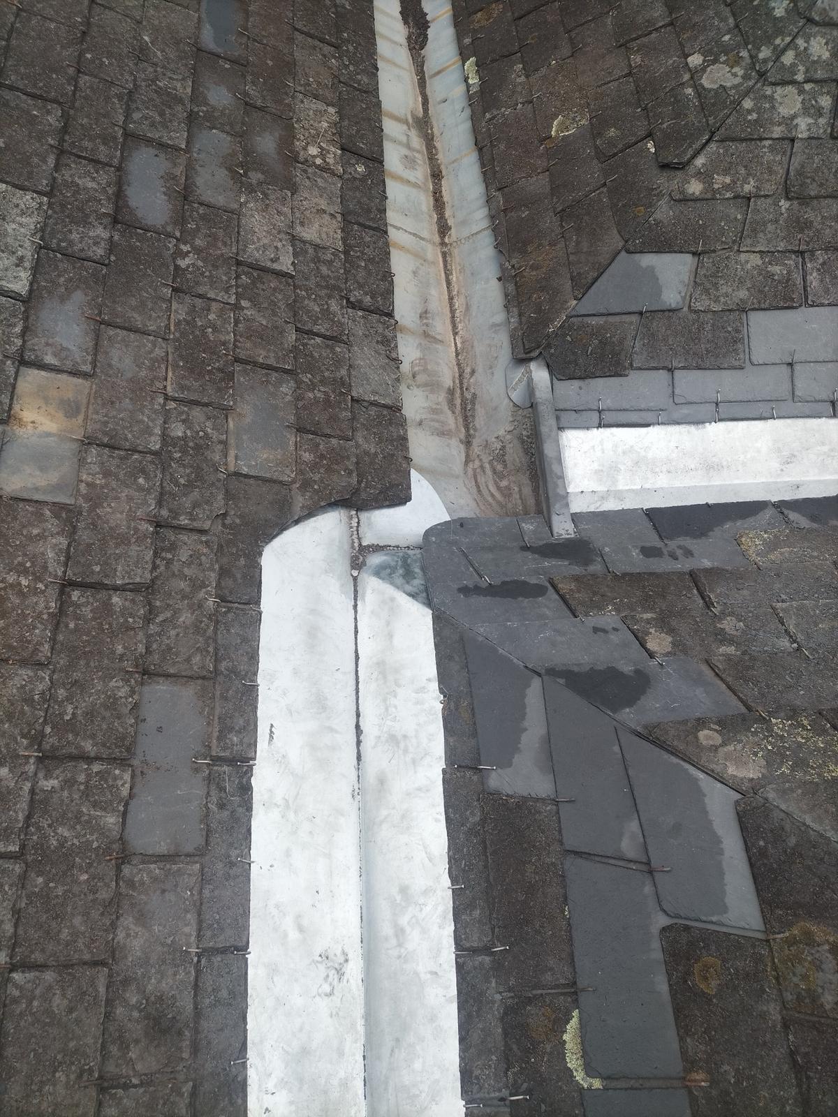 Noue et raccords en zinc sur une toiture en ardoise