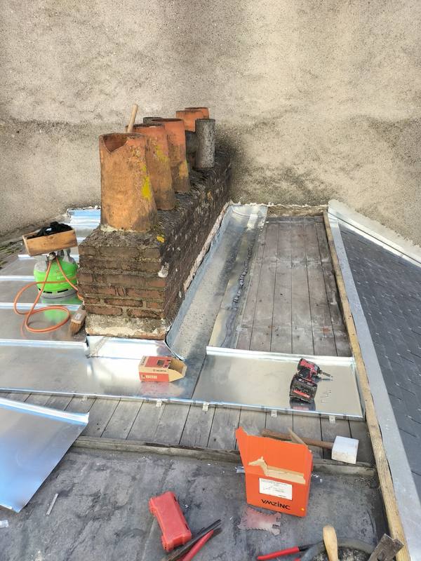 Pose du zinc neuf autour de la cheminée