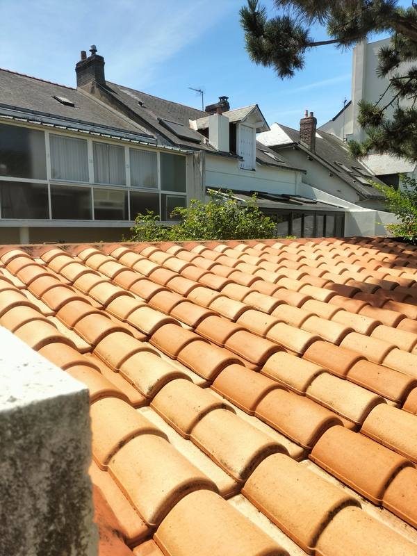 Toiture en tuiles propre, après nettoyage