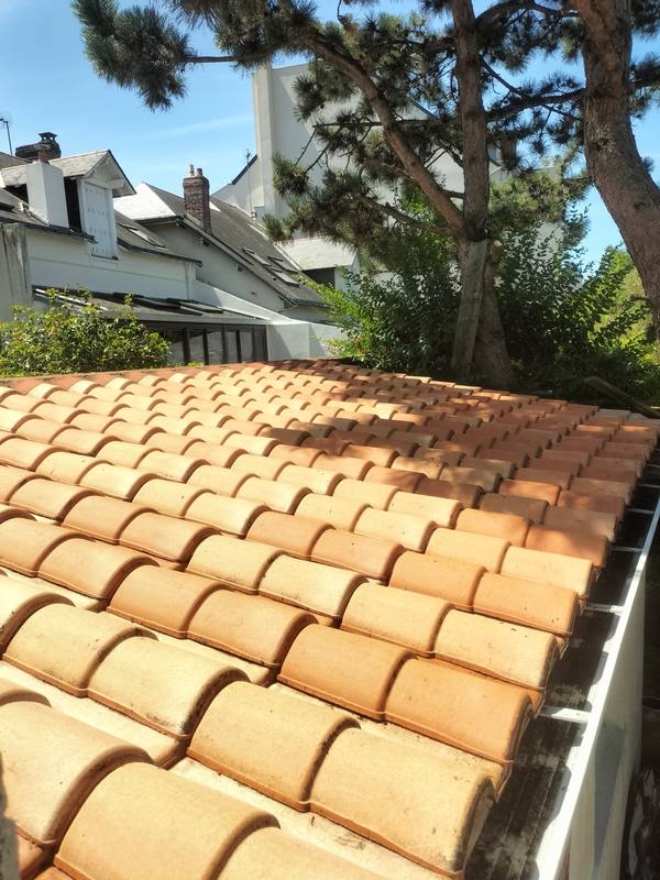 La même toiture en tuiles après nettoyage