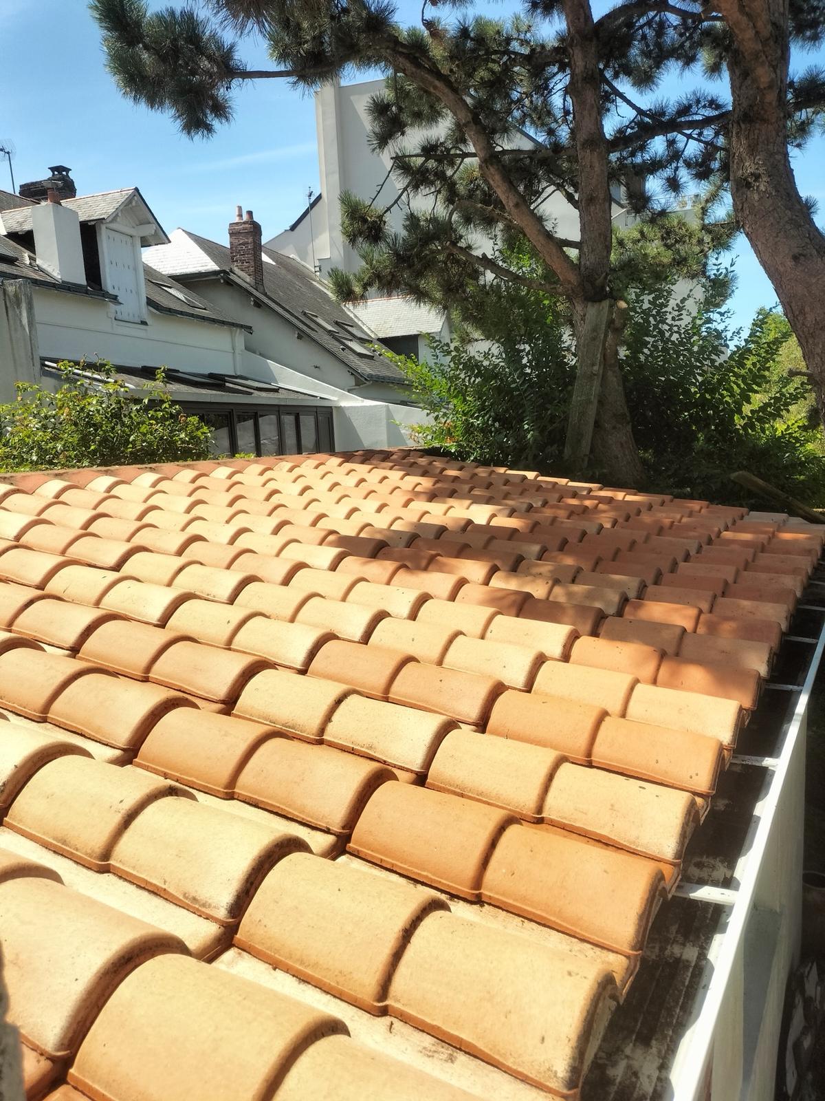 La même toiture en tuiles après nettoyage